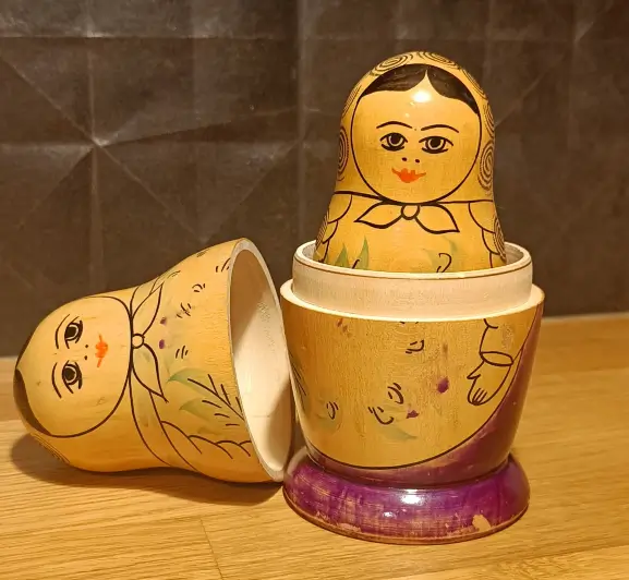 Les balises titres sont comme des poupées russes (matriochka). Adèle Dewitte Rédactrice web SEO et freelance WordPress, l'alliée de vos sites web performants.